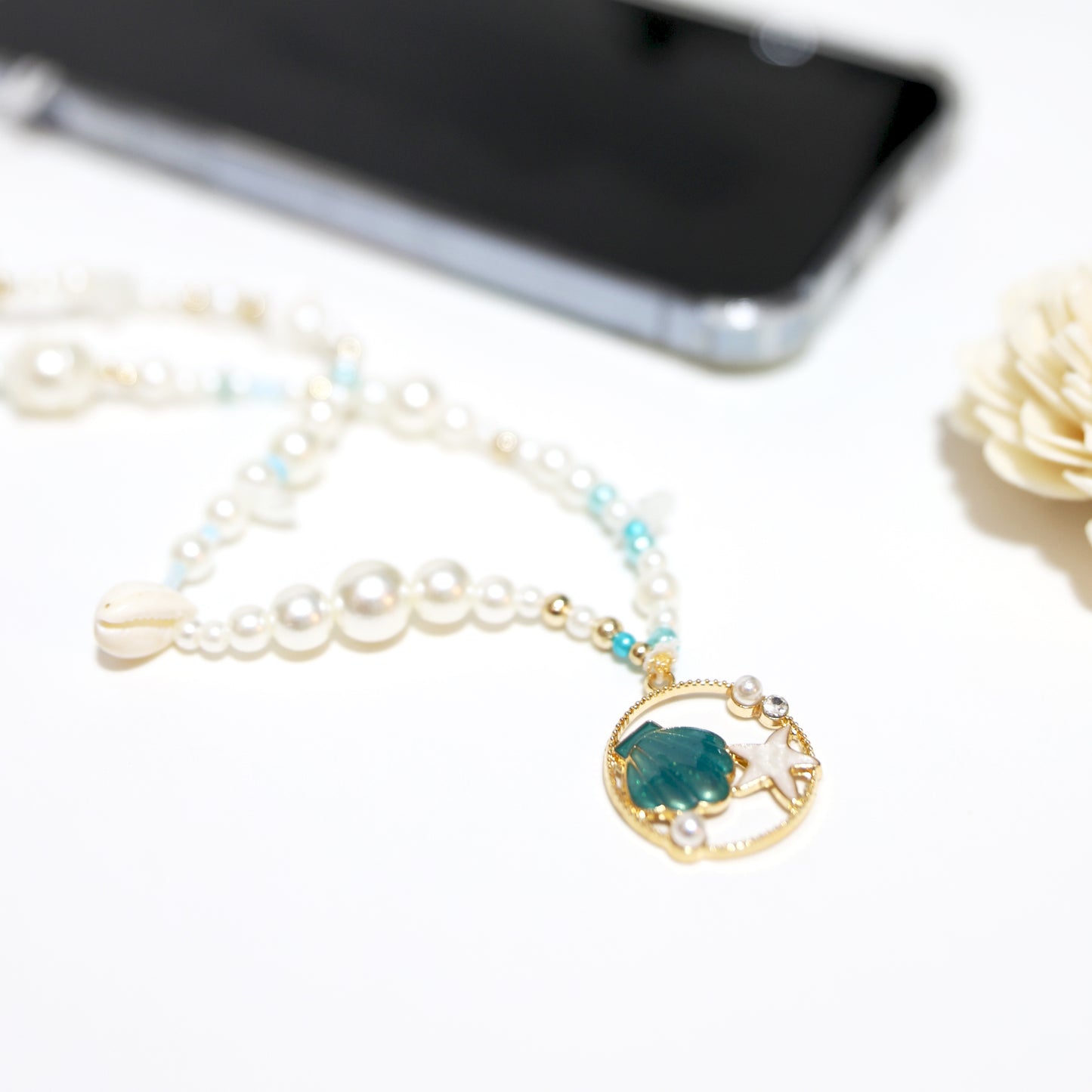 Ocean Clam Phone Hanger